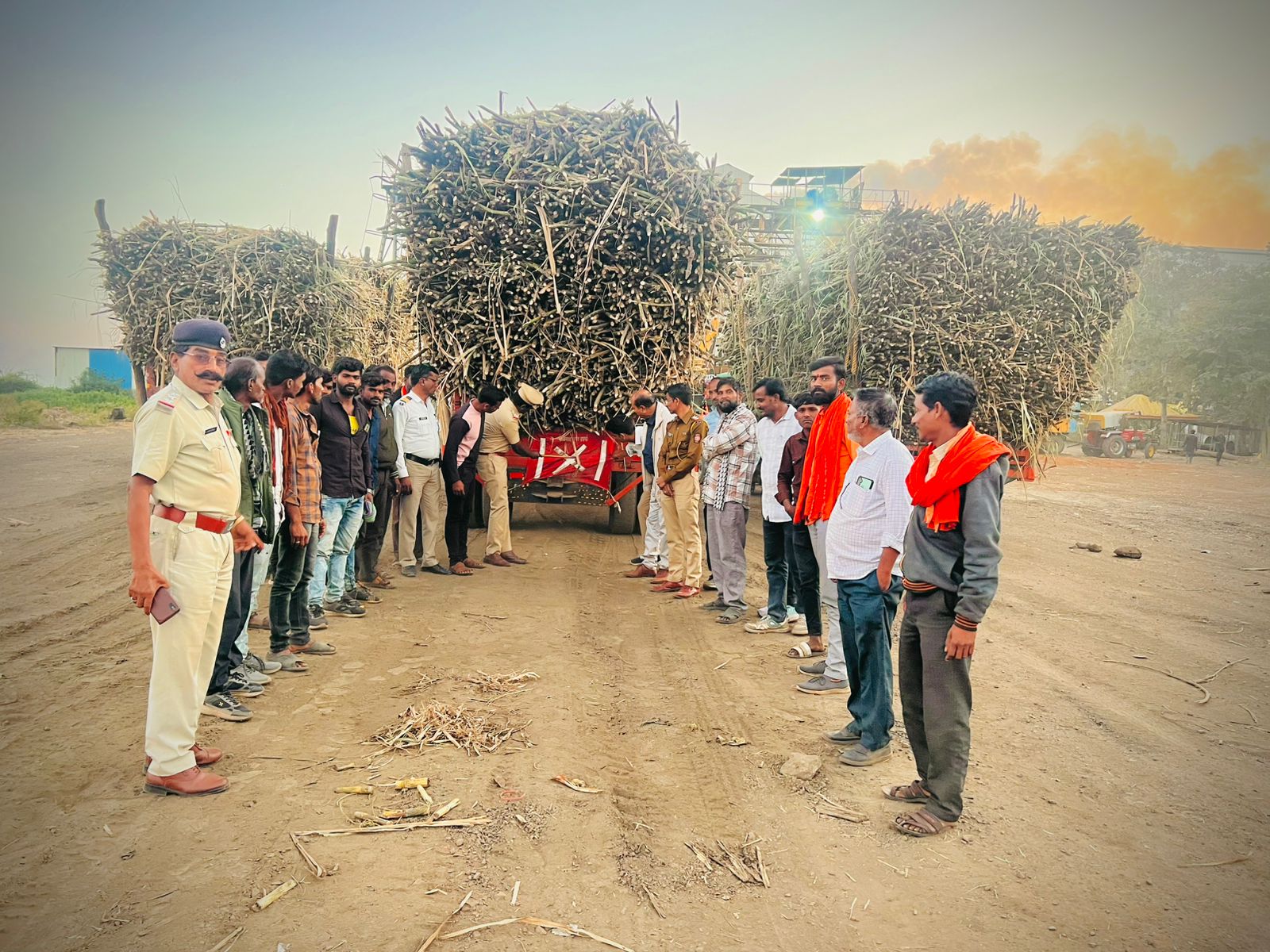 वसंत प्रायव्हेट कारखाना पोफाळी येथे पोफाळी येथील ठाणेदार निलेश शेंबडे व वाहतूक शाखा निरीक्षक अमोल गुंडे यांनी भेट देऊन वाहन चालकांना अतिमहत्त्वाच्या दिल्या सूचना..
