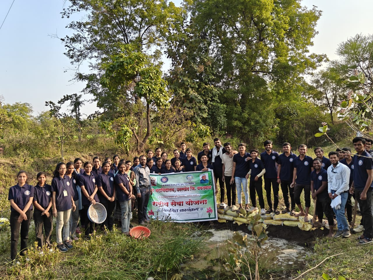 कृषि महाविद्यालय उमरखेडच्या रासेयो स्वयंसेवकांनी पोफाळी येथे बांधला बंधारा आणि शोषखड्डे