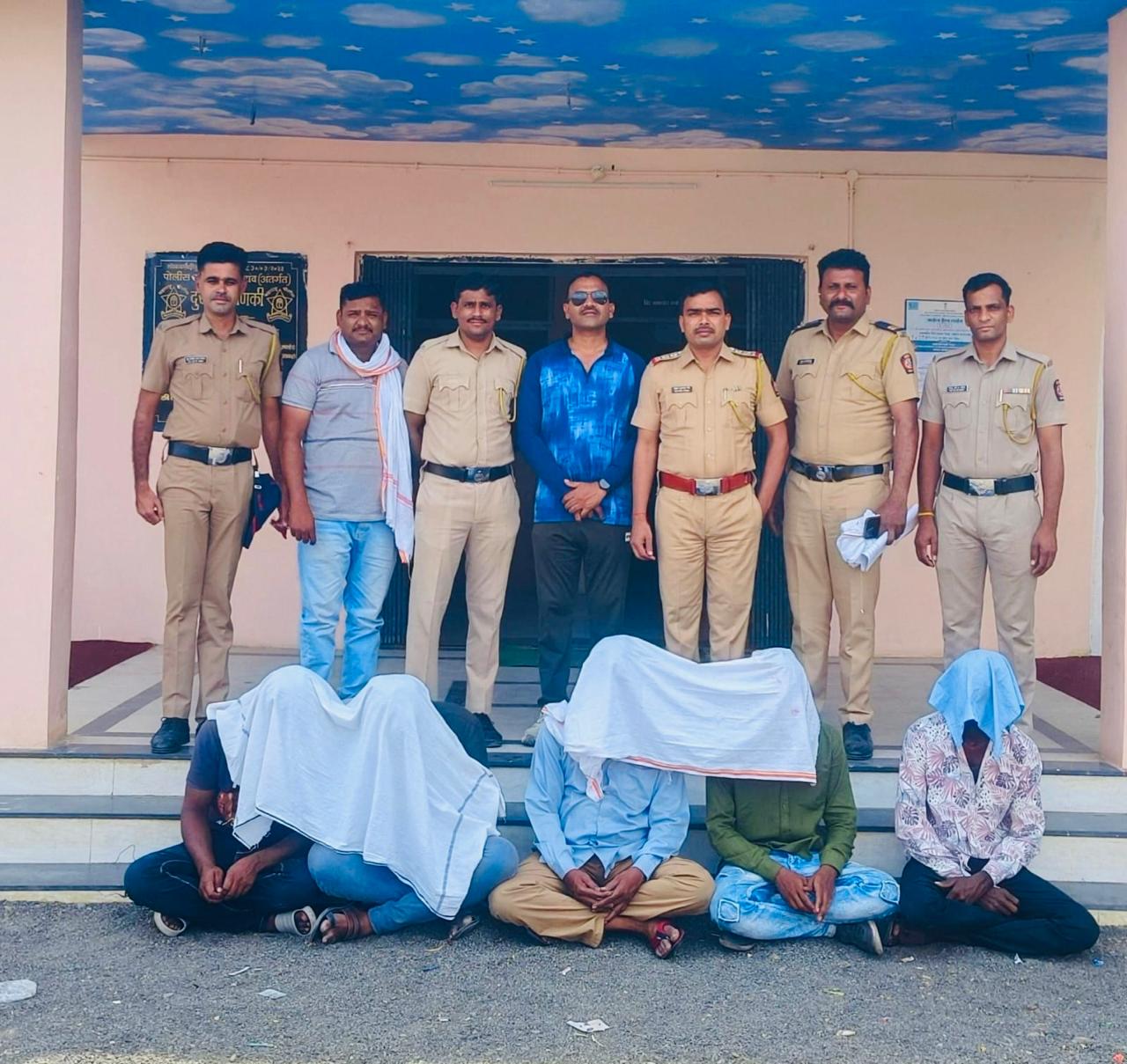 बिटरगाव पोलिसांची मोठी कारवाई; ढाणकीत गांजा सेवन करणाऱ्या ५ जणांवर गुन्हा दाखल