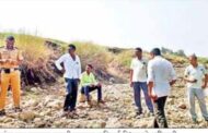 बोरी - चातारी रेतीघाटावर खनीकर्म अधिकाऱ्यांनी केली पाहणी.