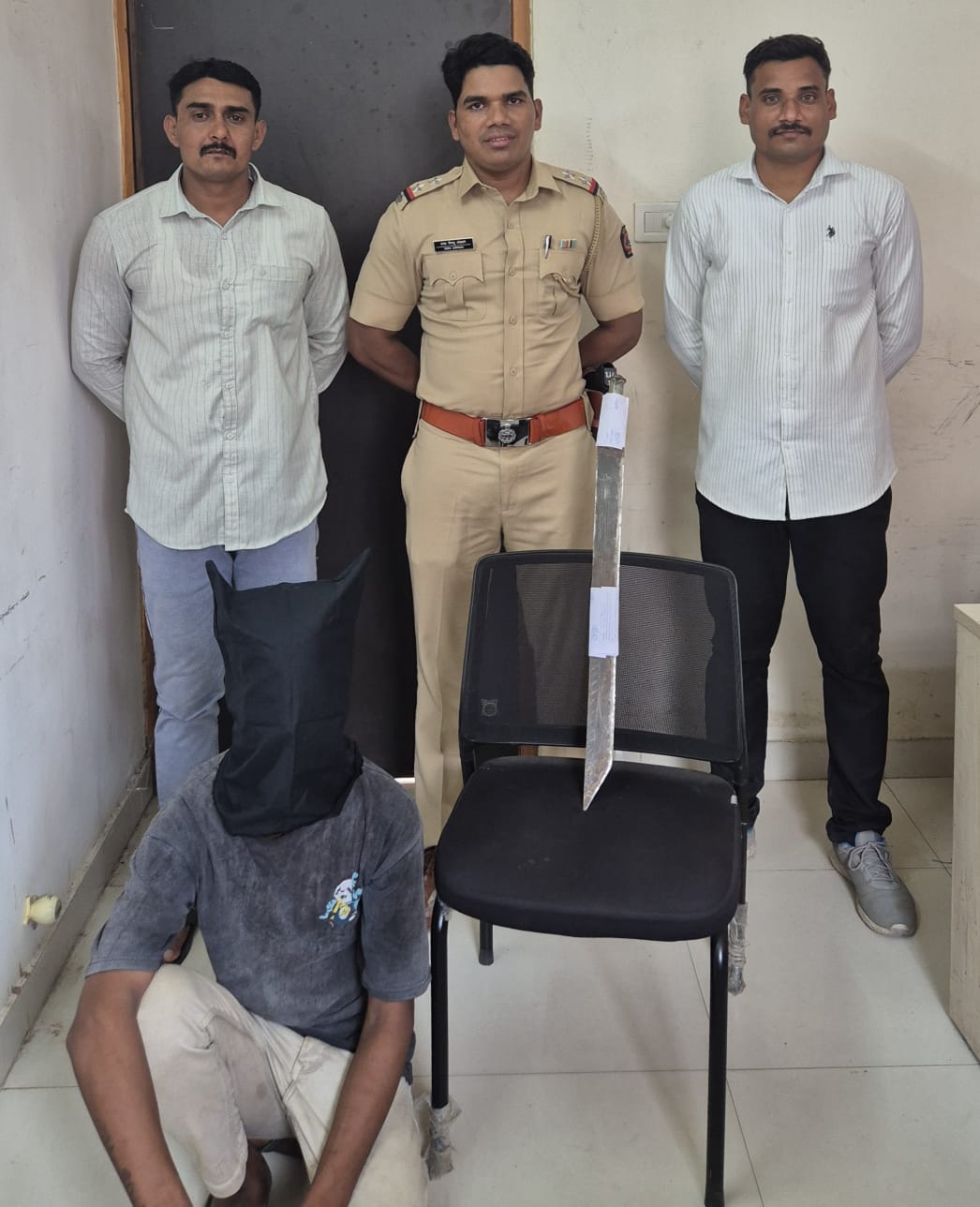उमरखेड पो.स्टे. हददीत अवैध्यरित्या धारदार लोखंडी तलवार जवळ बाळगणा-या इसमांवर कारवाई. डीबी पथकाची उत्कृष्ट कामगिरी