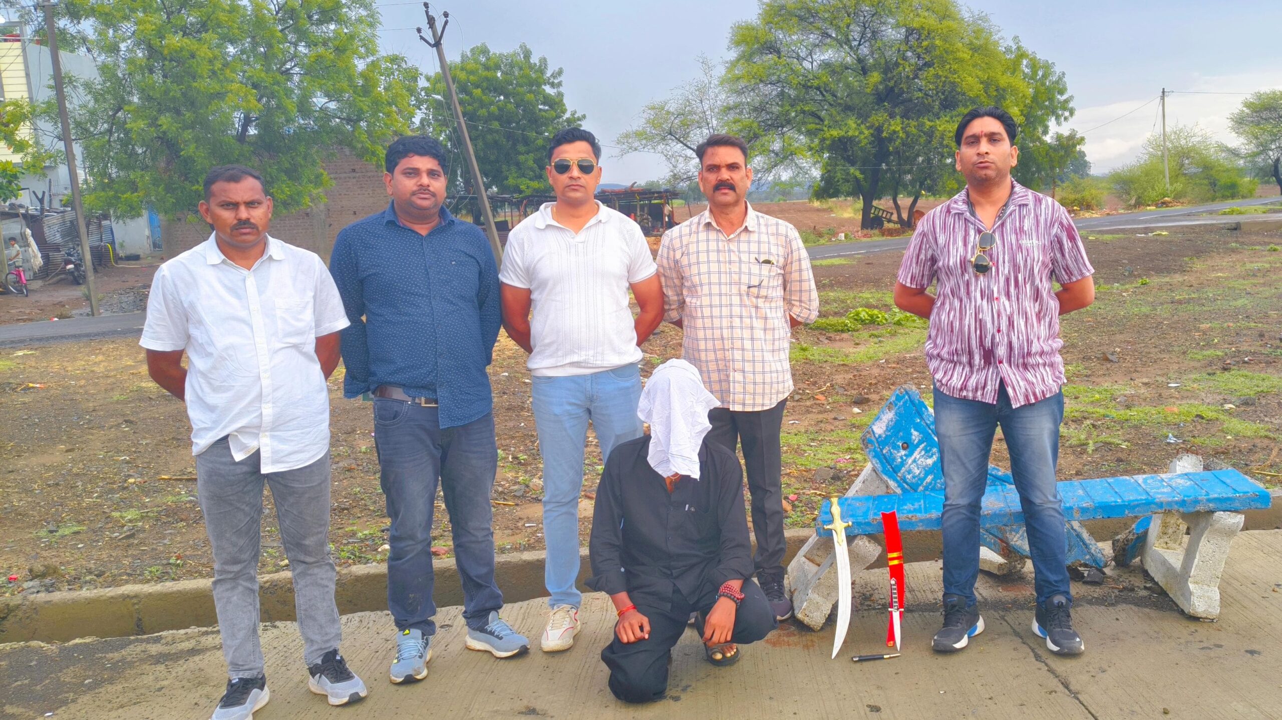 पोलीस स्टेशन बिटरगांव हददीत मौजे ढाणकी ते सावळेश्वर रोडवरील आदर्श नगर ले आउट परिसरात तलवार व खंजीर बाळगून असलेल्या इसमावर स्थानिक गुन्हे शाखा यवतमाळ यांची कारवाई.