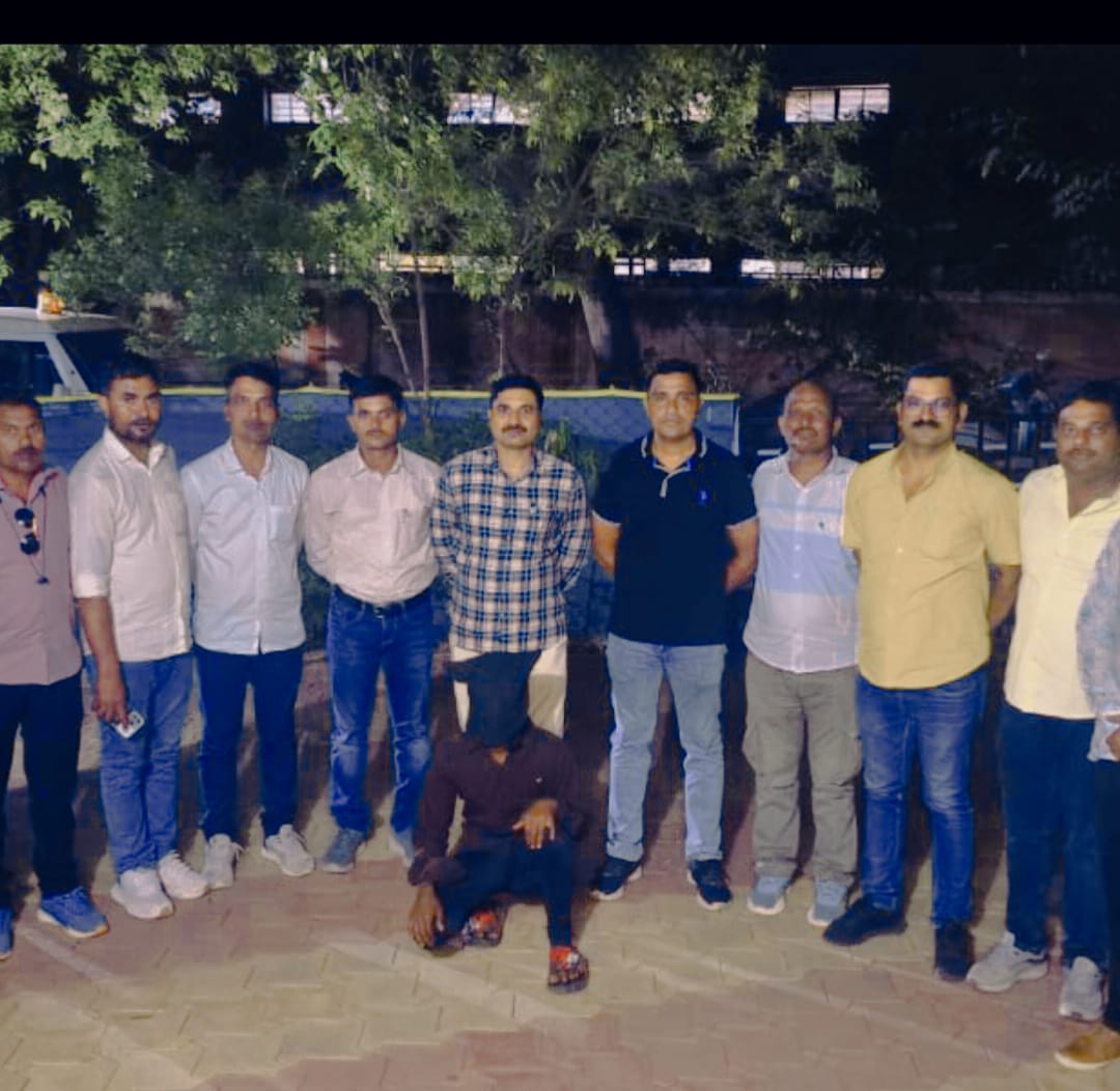 पुसद ग्रामीण पोलीस स्टेशन हददीत मौजे वरुड MIDC बिल्डींगच्या जिन्याच्या टावरवर कुजलेल्या स्थितीत मिळून आलेल्या मृतक यांची मारेकरी निष्पन्न करुन आरोपीस अटक स्थानिक गुन्हे शाखा, यवतमाळ यांची कार्यवाही.